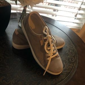 Gray Ecco tennis shoes 👟